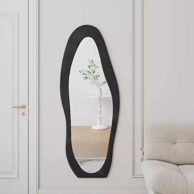 Okak 63*24 pollici Specchio da terra ondulato irregolare in flanella, Specchio a figura intera con cornice in legno e supporto, Specchio da parete per spogliatoio, soggiorno