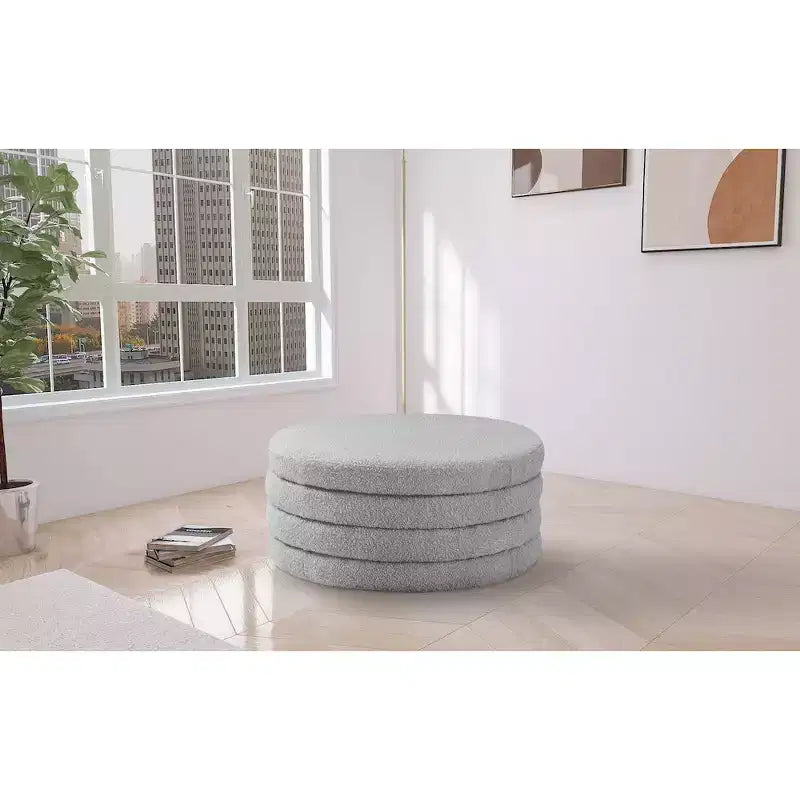Meridian Furniture, Tavolino da caffè Aphia in tessuto Bouclé