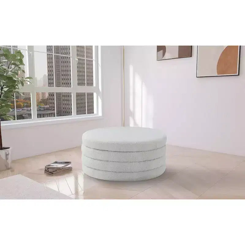 Meridian Furniture, Tavolino da caffè Aphia in tessuto Bouclé