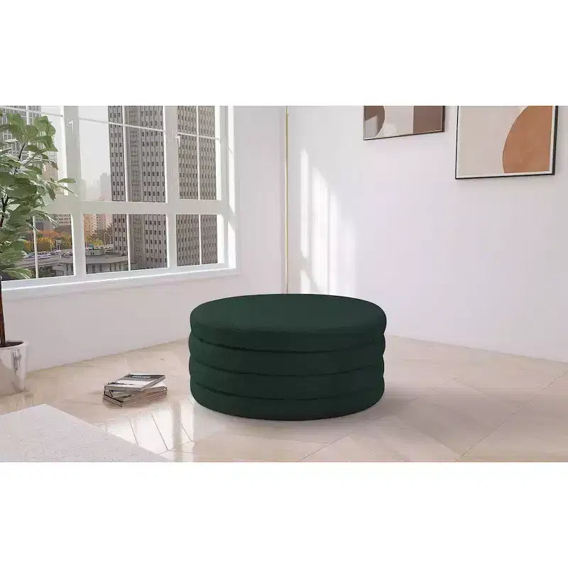 Meridian Furniture, Tavolino da caffè Aphia in tessuto Bouclé