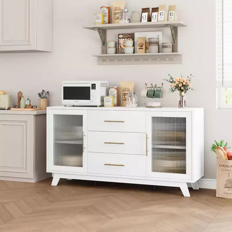 CuisinSmart Madia credenza da 142 cm con ante in vetro scanalato e maniglie dorate, mobile per angolo caffè con ripiani regolabili, per sala da pranzo e soggiorno
