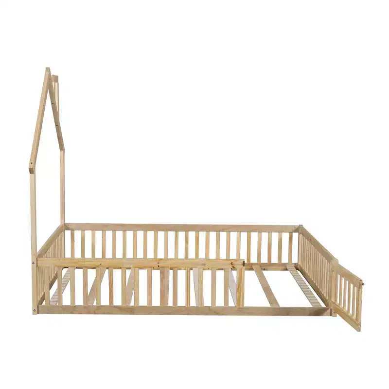 Letto a piattaforma a forma di casa in legno a una piazza e mezza con sponda di protezione, struttura del letto a terra in legno massiccio con testiera a forma di casa per bambini