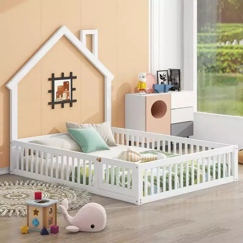 Letto a piattaforma a forma di casa in legno a una piazza e mezza con sponda di protezione, struttura del letto a terra in legno massiccio con testiera a forma di casa per bambini