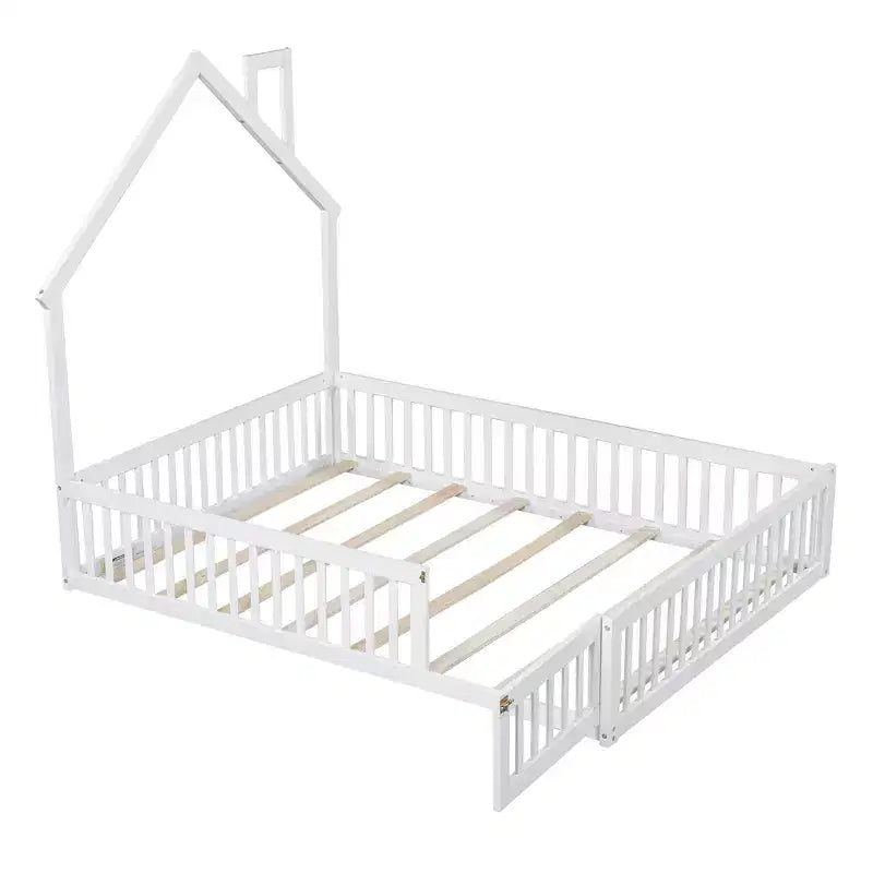 Letto a piattaforma a forma di casa in legno a una piazza e mezza con sponda di protezione, struttura del letto a terra in legno massiccio con testiera a forma di casa per bambini