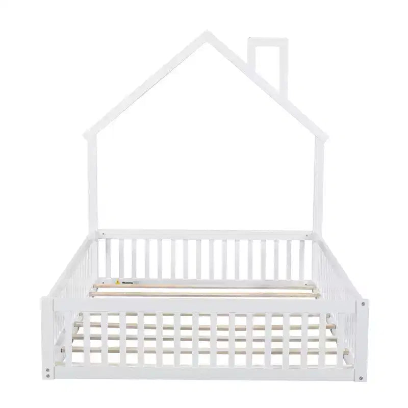 Letto a piattaforma a forma di casa in legno a una piazza e mezza con sponda di protezione, struttura del letto a terra in legno massiccio con testiera a forma di casa per bambini