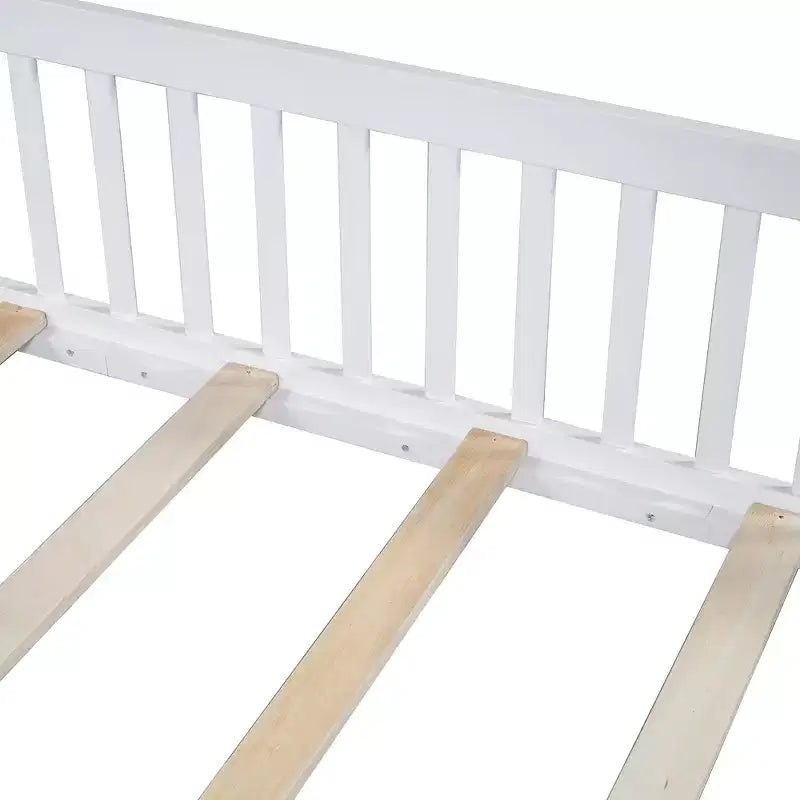 Letto a piattaforma a forma di casa in legno a una piazza e mezza con sponda di protezione, struttura del letto a terra in legno massiccio con testiera a forma di casa per bambini