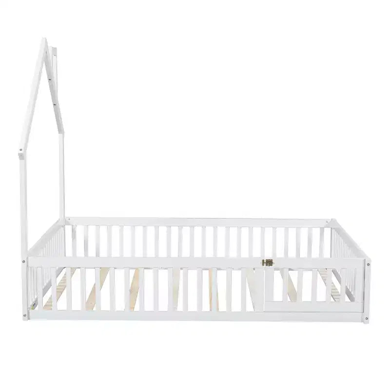 Letto a piattaforma a forma di casa in legno a una piazza e mezza con sponda di protezione, struttura del letto a terra in legno massiccio con testiera a forma di casa per bambini