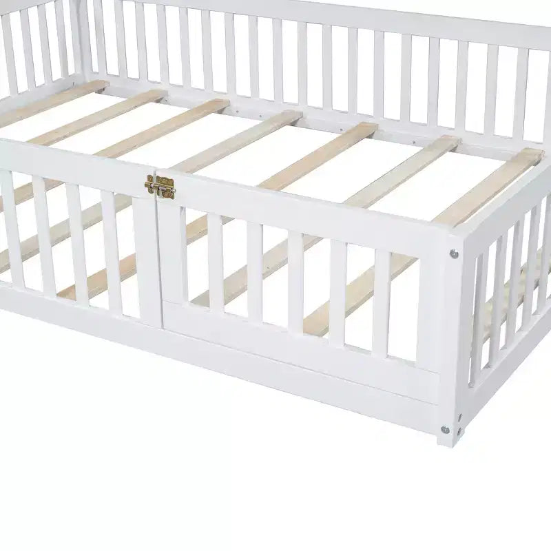 Letto a piattaforma a forma di casa in legno a una piazza e mezza con sponda di protezione, struttura del letto a terra in legno massiccio con testiera a forma di casa per bambini