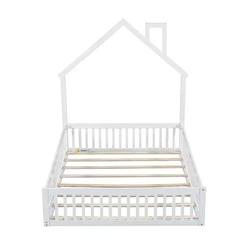 Letto a piattaforma a forma di casa in legno a una piazza e mezza con sponda di protezione, struttura del letto a terra in legno massiccio con testiera a forma di casa per bambini