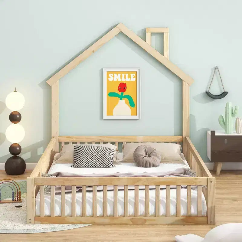 Letto a piattaforma a forma di casa in legno a una piazza e mezza con sponda di protezione, struttura del letto a terra in legno massiccio con testiera a forma di casa per bambini