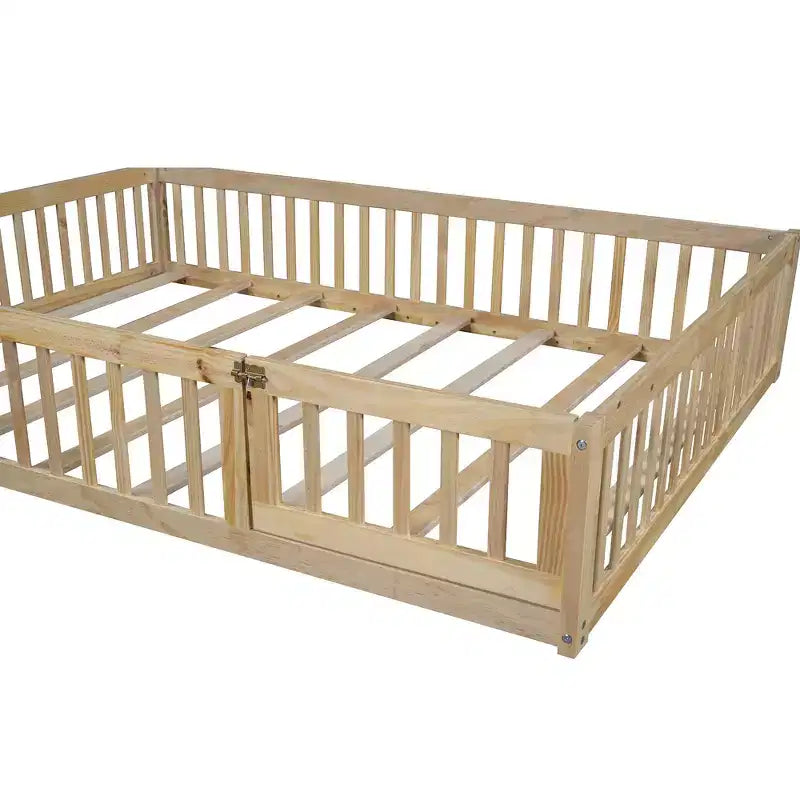 Letto a piattaforma a forma di casa in legno a una piazza e mezza con sponda di protezione, struttura del letto a terra in legno massiccio con testiera a forma di casa per bambini