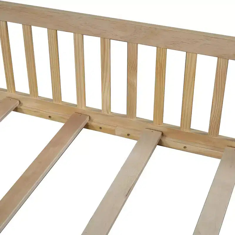 Letto a piattaforma a forma di casa in legno a una piazza e mezza con sponda di protezione, struttura del letto a terra in legno massiccio con testiera a forma di casa per bambini