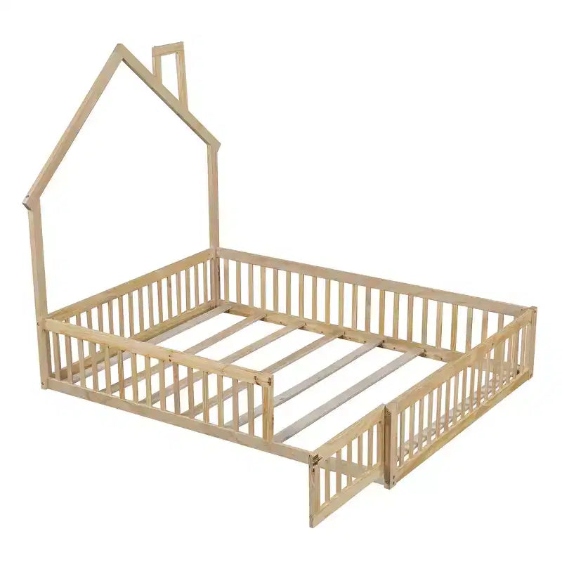 Letto a piattaforma a forma di casa in legno a una piazza e mezza con sponda di protezione, struttura del letto a terra in legno massiccio con testiera a forma di casa per bambini
