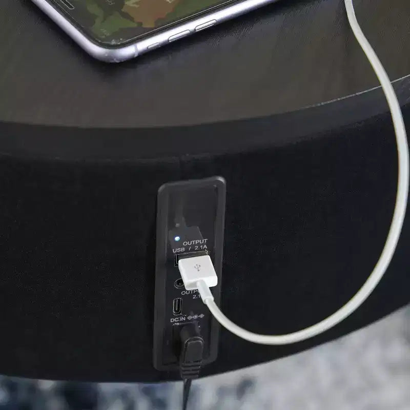 Tavolino d'appoggio contemporaneo nero e oro Nedman di Signature Design by Ashley con altoparlante Bluetooth