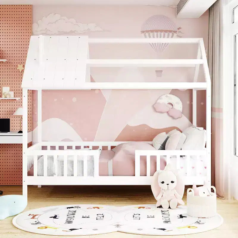 Struttura letto a casetta Okak in legno massello, misura doppia, con tetto e recinzione, simpatico letto a piattaforma per cameretta bambini, camera da letto