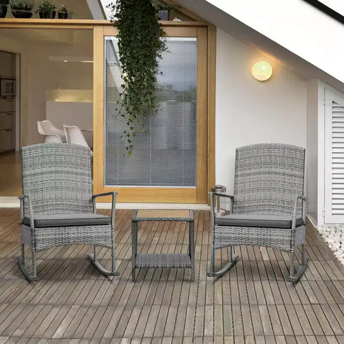 Set di 3 poltrone a dondolo in PE rattan da esterno, sedia a dondolo reclinabile in vimini da patio con morbido cuscino e tavolino da caffè con ripiano in legno naturale