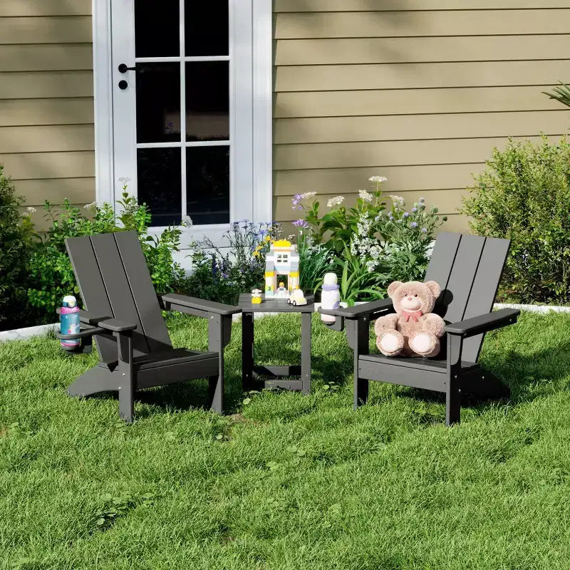 Set di sedie Adirondack moderne WestinTrends Ashore a 3 pezzi per bambini in HDPE con tavolino quadrato e portabicchieri