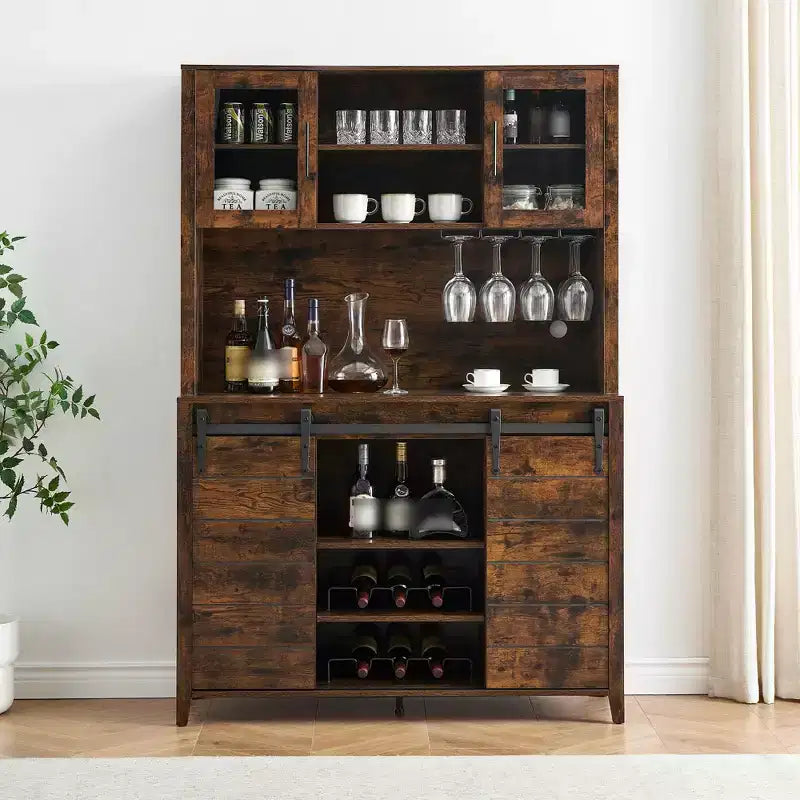 Mobile bar da fattoria con anta scorrevole a fienile, credenza rustica da 70 pollici con ripiani contenitori, portabottiglie e calici, per cucina, sala da pranzo