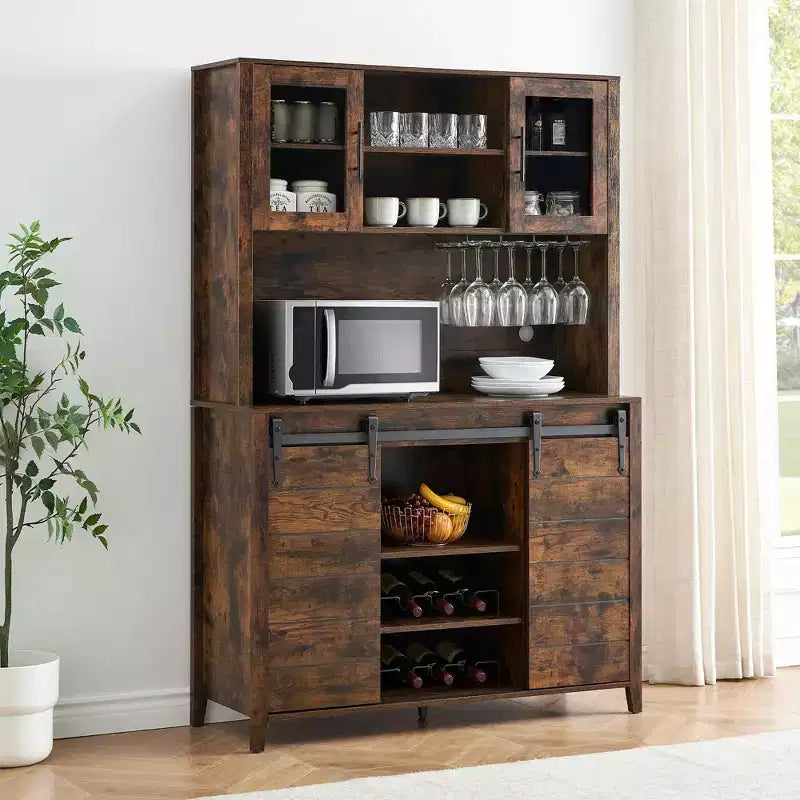 Mobile bar da fattoria con anta scorrevole a fienile, credenza rustica da 70 pollici con ripiani contenitori, portabottiglie e calici, per cucina, sala da pranzo