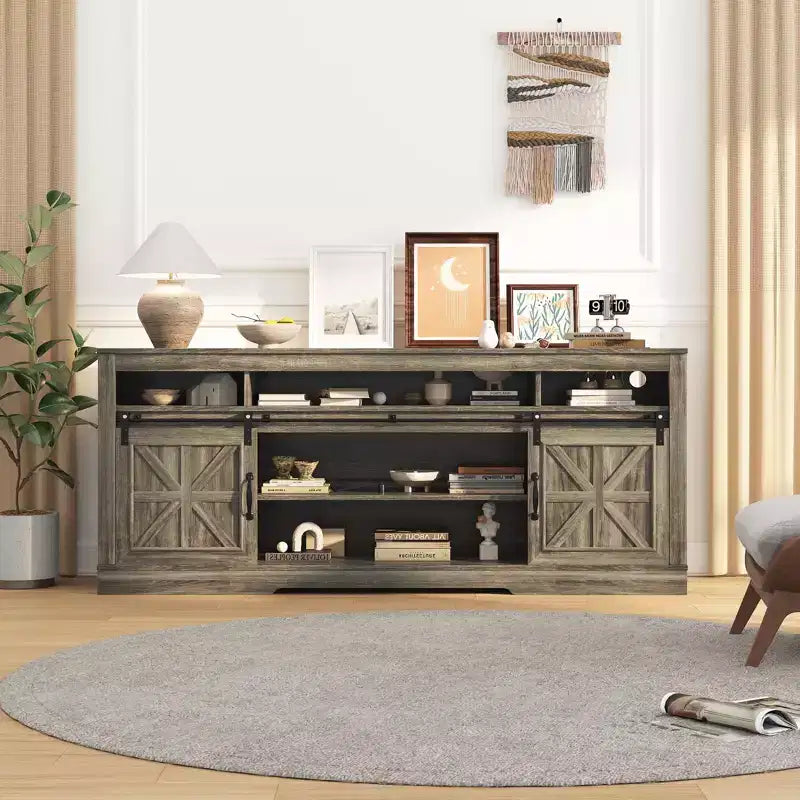 Mobile porta TV rustico per televisori da 75 pollici, Centro di intrattenimento con vani a giorno e ante scorrevoli, Tavolo console multimediale con ripiano regolabile