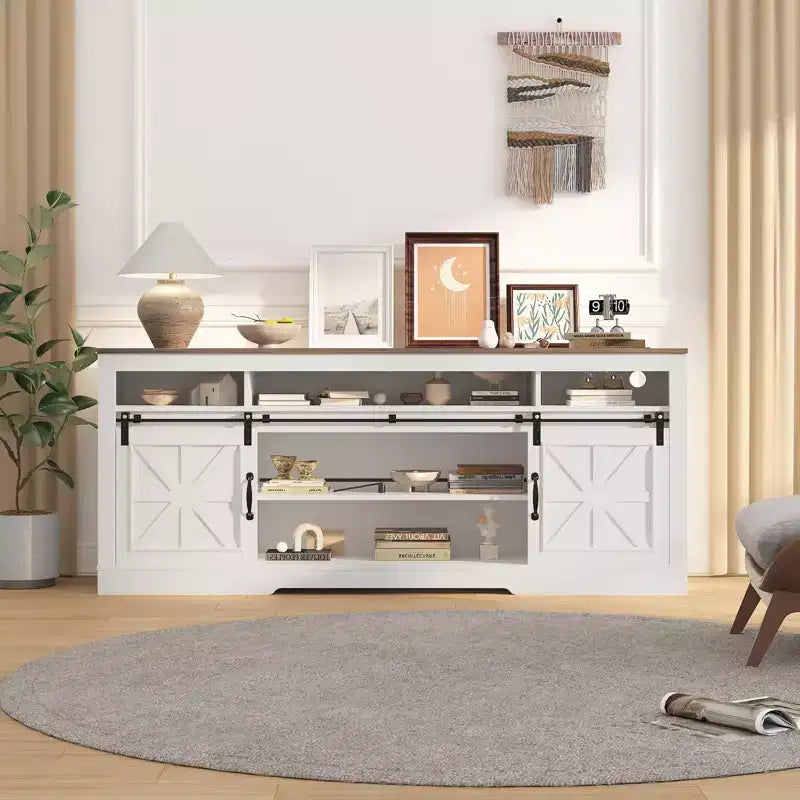 Mobile porta TV rustico per televisori da 75 pollici, Centro di intrattenimento con vani a giorno e ante scorrevoli, Tavolo console multimediale con ripiano regolabile