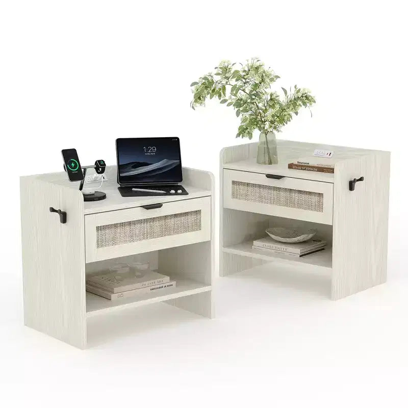 Comodino in Rattan Set da 2, Comodino con Stazione di Ricarica e Porta Type-C, Tavolino da Notte Boho con Cassetto e Ripiano Aperto, Tavolino Laterale
