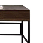 Scrivania Royal Hampton con vano portaoggetti a sollevamento e presa USB, marrone