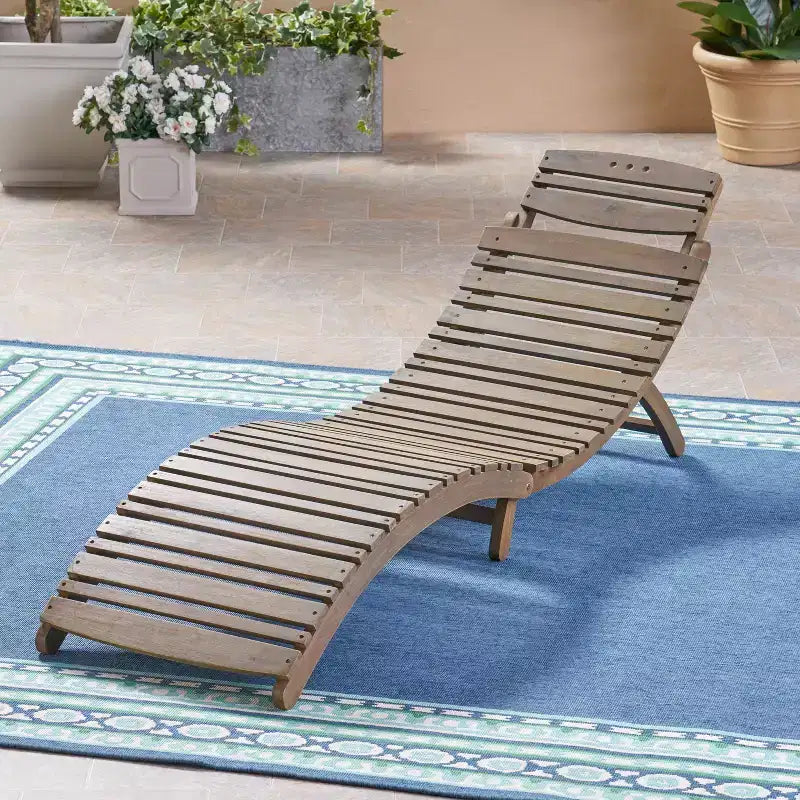 Sedie lounge in legno Okak con design curvo, sdraio pieghevole da esterno con seduta a doghe, sedie da portico per giardino, bordo piscina, cortile