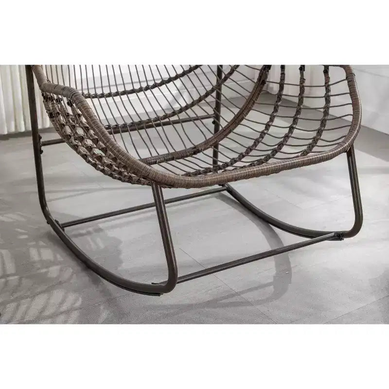 Poltrone a dondolo Okak Outdoor in rattan con cuscini imbottiti, reclinabili da esterno con robusto telaio in metallo, sedie da portico per giardino, cortile
