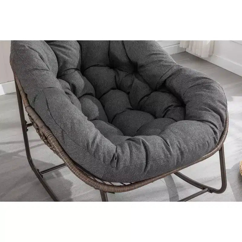 Poltrone a dondolo Okak Outdoor in rattan con cuscini imbottiti, reclinabili da esterno con robusto telaio in metallo, sedie da portico per giardino, cortile