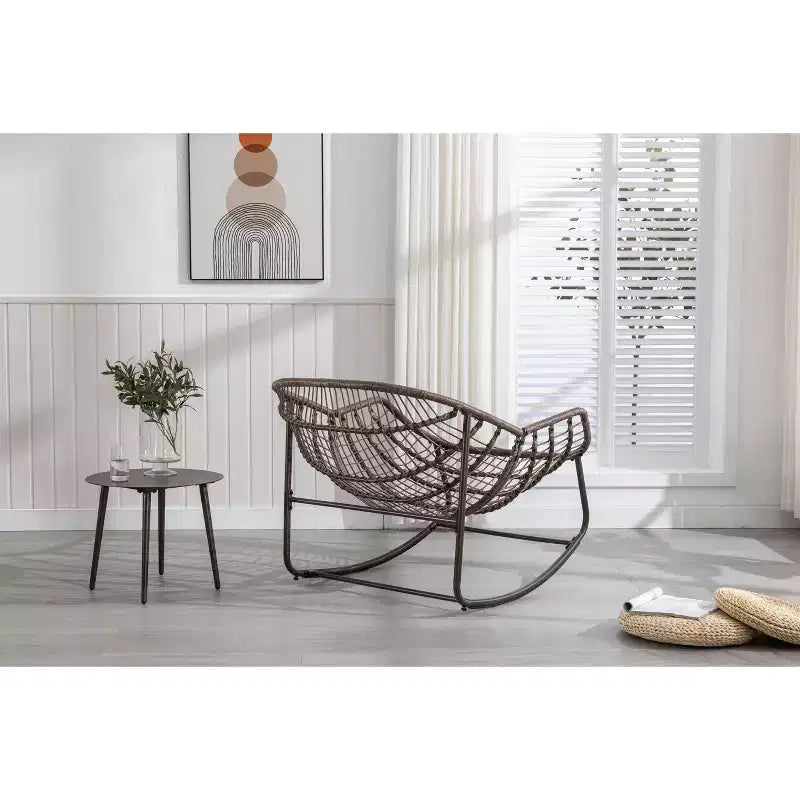Poltrone a dondolo Okak Outdoor in rattan con cuscini imbottiti, reclinabili da esterno con robusto telaio in metallo, sedie da portico per giardino, cortile