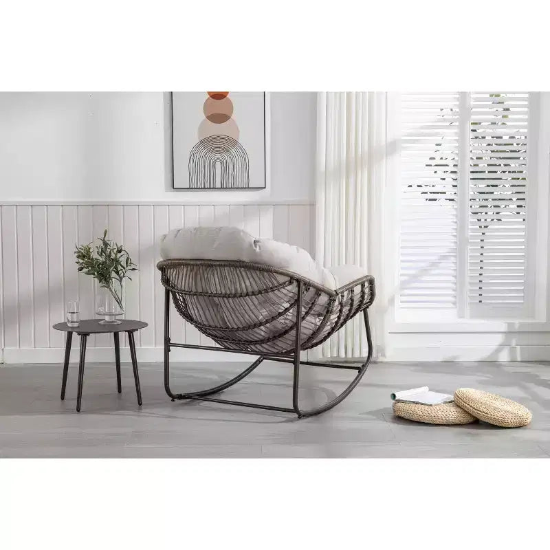 Poltrone a dondolo Okak Outdoor in rattan con cuscini imbottiti, reclinabili da esterno con robusto telaio in metallo, sedie da portico per giardino, cortile