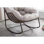 Poltrone a dondolo Okak Outdoor in rattan con cuscini imbottiti, reclinabili da esterno con robusto telaio in metallo, sedie da portico per giardino, cortile