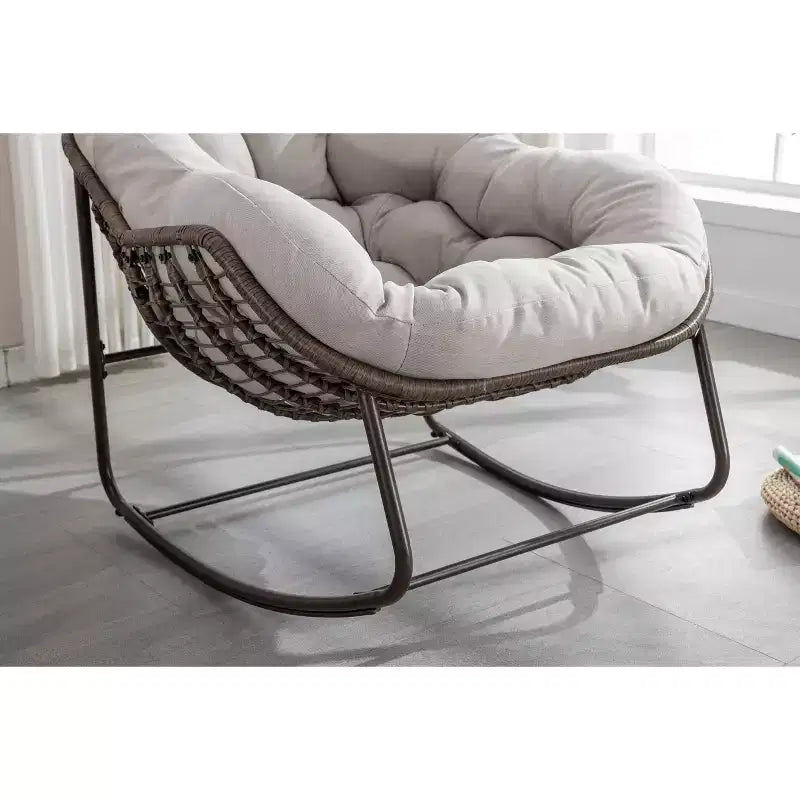 Poltrone a dondolo Okak Outdoor in rattan con cuscini imbottiti, reclinabili da esterno con robusto telaio in metallo, sedie da portico per giardino, cortile