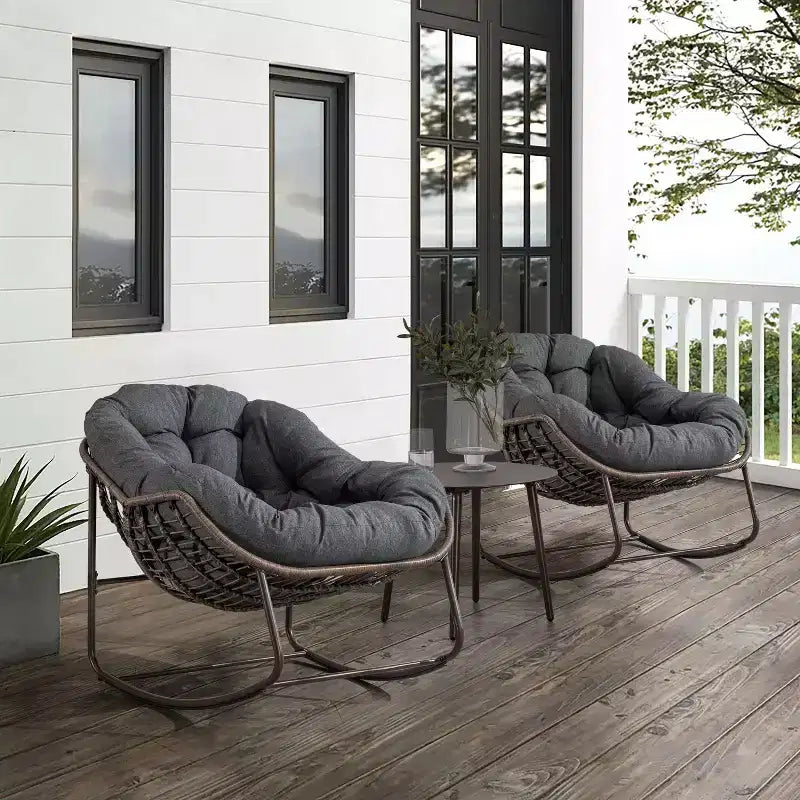 Poltrone a dondolo Okak Outdoor in rattan con cuscini imbottiti, reclinabili da esterno con robusto telaio in metallo, sedie da portico per giardino, cortile