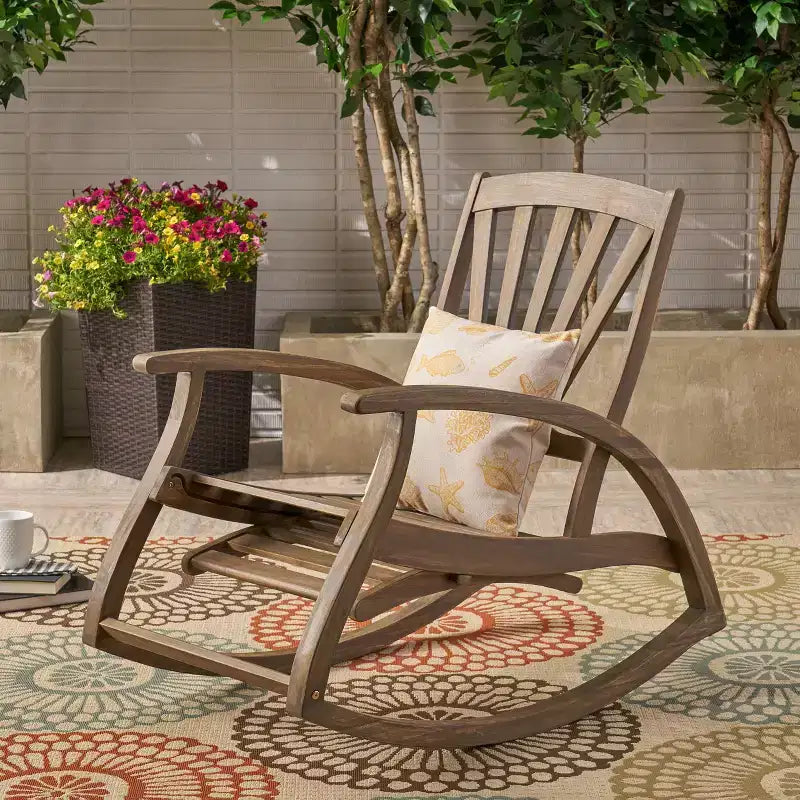 Sedia a dondolo Okak Outdoor in legno di acacia con pannello poggiapiedi retrattile, sedia da giardino con braccioli fissi, sedie a dondolo da patio per portico, grigio