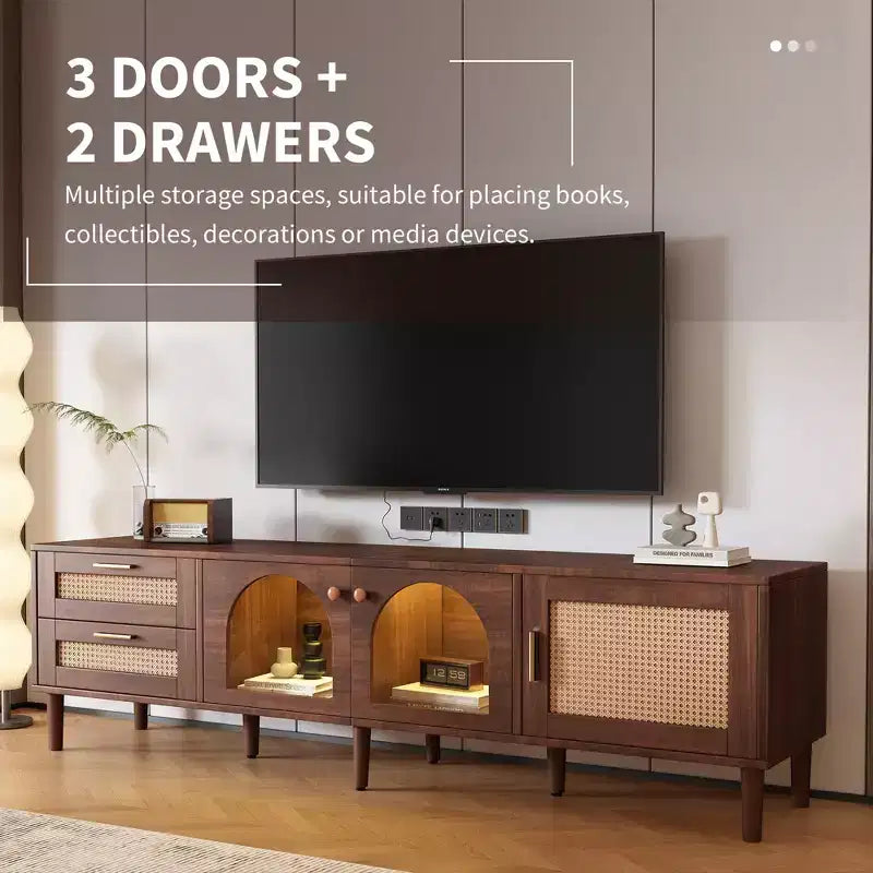 Mobile TV in Rattan con Luce LED per TV da 80 pollici, Mobile TV in Legno con Ante in Vetro e 2 Cassetti, Consolle Multimediale con Gambe in Legno Massello, Marrone Scuro