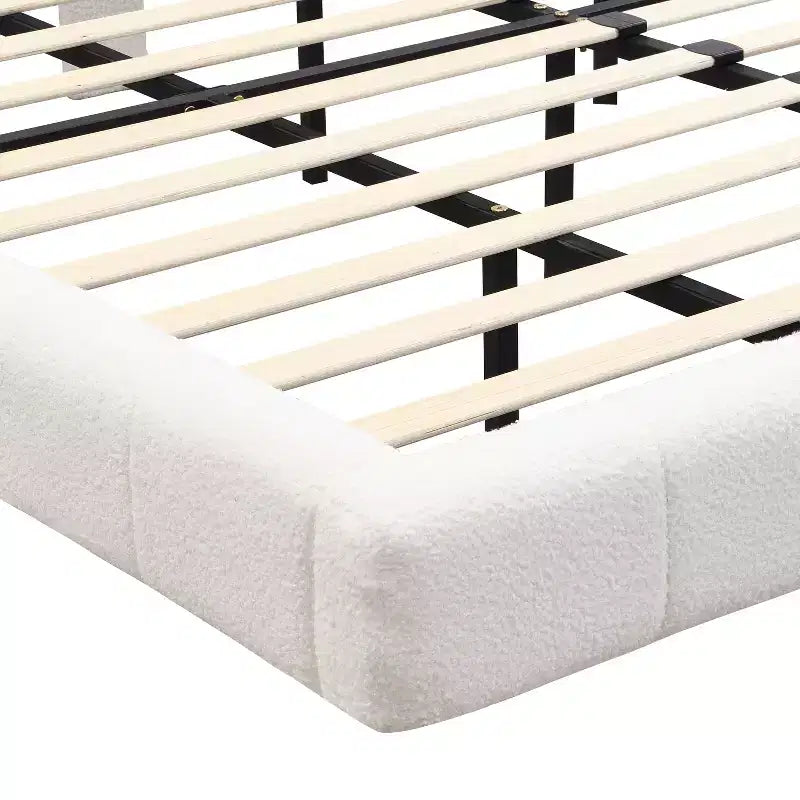 Base letto imbottita di dimensioni Queen/King, con effetto galleggiante, luci e testiera, bianca - ModernLuxe