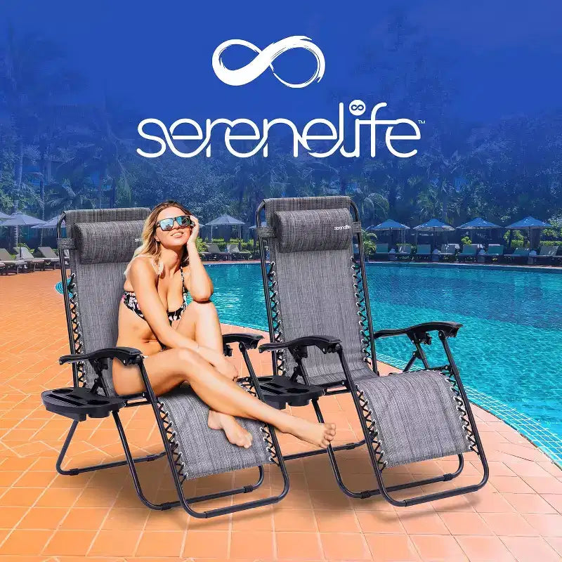 SereneLife Sedie Reclinabili da Esterno con Tavolino Laterale e Porta Bicchiere in Plastica e Cuscini Poggiatesta Imbottiti (Grigio) Confezione da 2