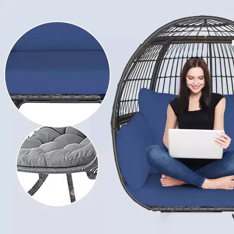 Gymax Sedia a Sdraio a Forma di Uovo in Rattan Vimini Extra-Large con Quattro Cuscini per Interni ed Esterni Blu Navy/Bianco Sporco