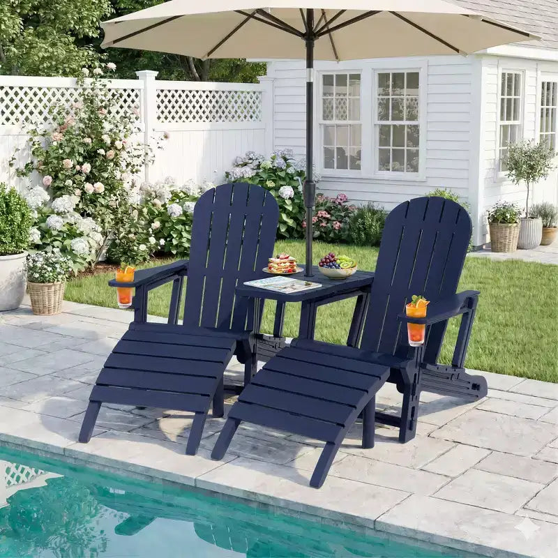Set di sedie Adirondack Celebalcony con foro per ombrellone, vassoio rimovibile e 2 poggiapiedi curvi, sedie da esterno in plastica HDPE per patio e piscina