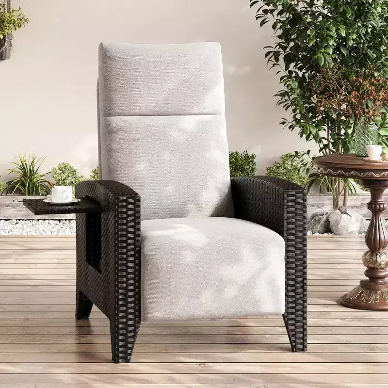Poltrona Reclinabile in Vimini con Schienale e Poggiapiedi Regolabili, Poltrona da Patio Reclinabile in Rattan Piatta a 150° con Tavolino Laterale Estensibile e Pompa ad Aria