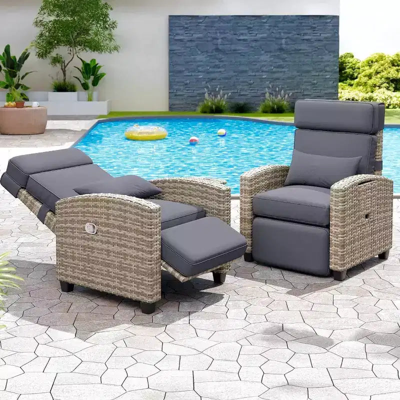 Poltrona reclinabile da esterno con schienale e poggiapiedi regolabili a 145°-Sdraio da giardino in vimini PE resistente alle intemperie con cuscino, tavolino per bordo piscina, terrazza e balcone