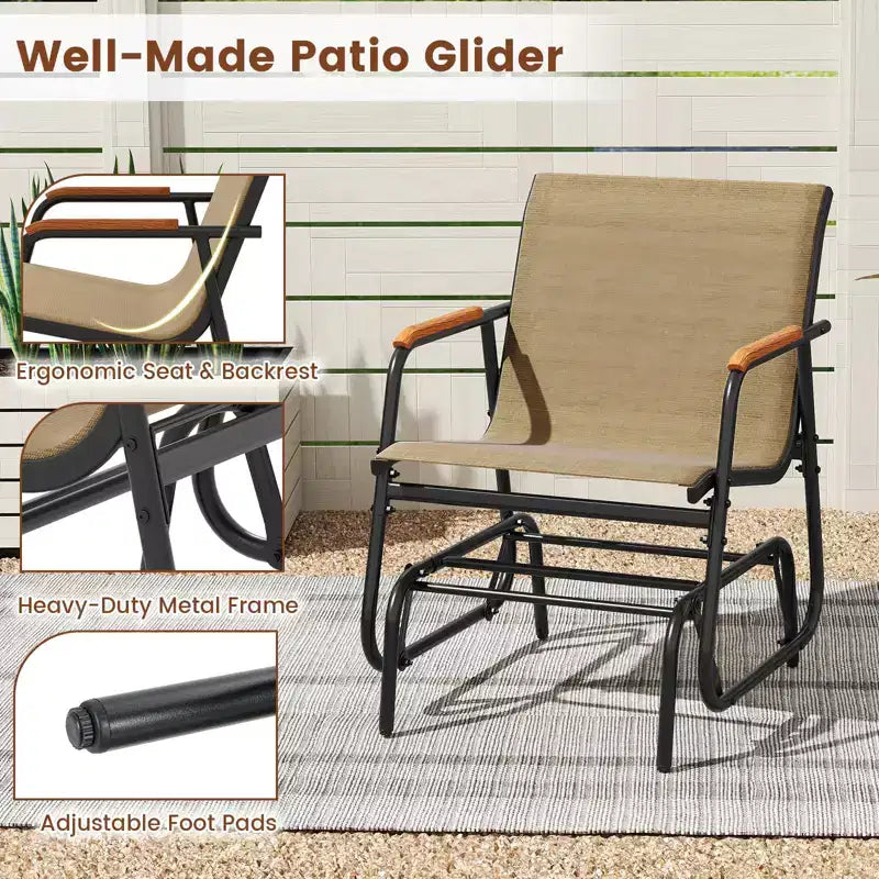 Poltrona a dondolo da patio Costway con braccioli curvi in teak e seduta in tessuto traspirante per esterni