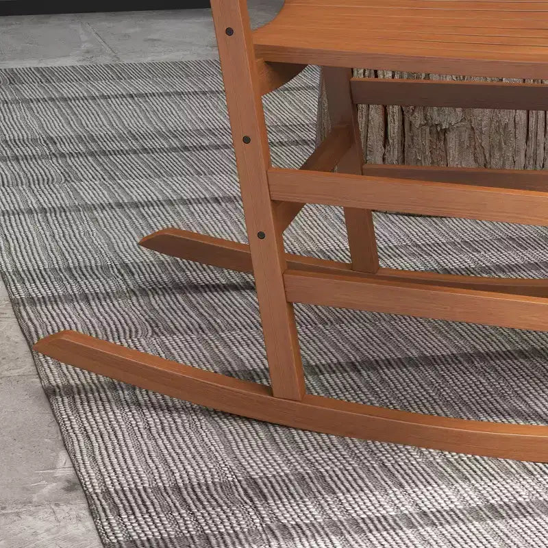 Set di 2 sedie a dondolo da esterno, sedia a dondolo da patio in legno con braccioli lisci, schienale alto per giardino, balcone, portico, supporta fino a 160 kg