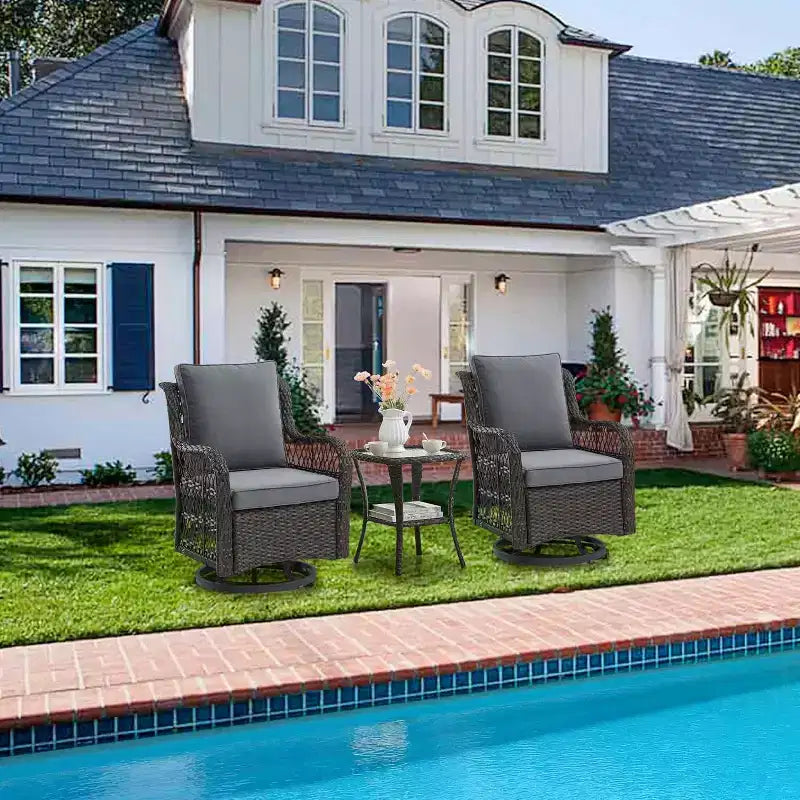 Set di 3 poltrone a dondolo girevoli per patio, girevoli a 360° con tavolino in vetro e comodi cuscini, mobili da esterno in vimini PE per terrazza, portico e piscina