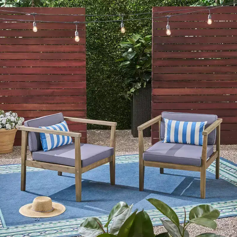 Set di 2 sedie Club in legno di acacia con cuscini resistenti all'acqua, fatte a mano