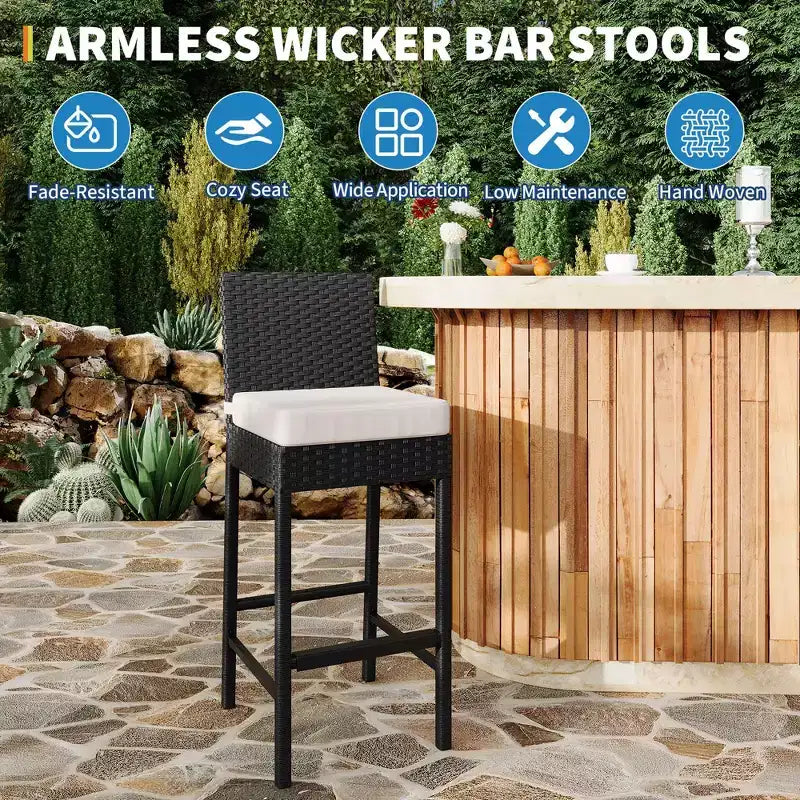 Set di 2 sgabelli da bar da esterno in vimini con cuscini, sgabelli da bar senza braccioli in rattan per patio, perfetti per tavoli alti in cortile, a bordo piscina, sul balcone e in giardino