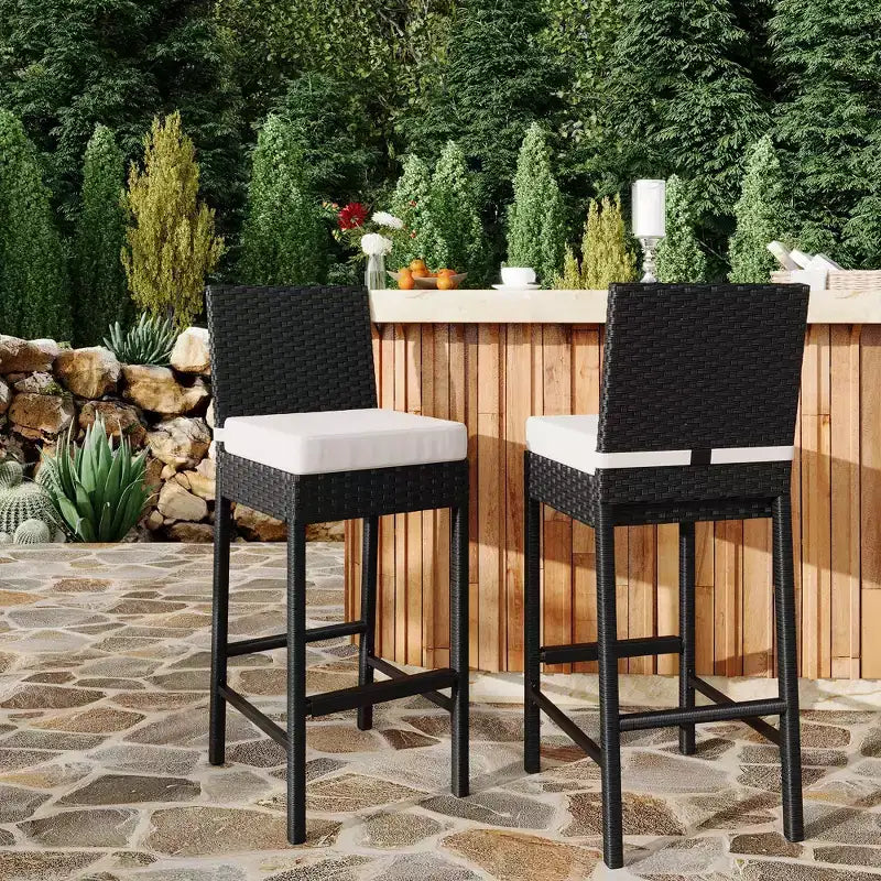 Set di 2 sgabelli da bar da esterno in vimini con cuscini, sgabelli da bar senza braccioli in rattan per patio, perfetti per tavoli alti in cortile, a bordo piscina, sul balcone e in giardino