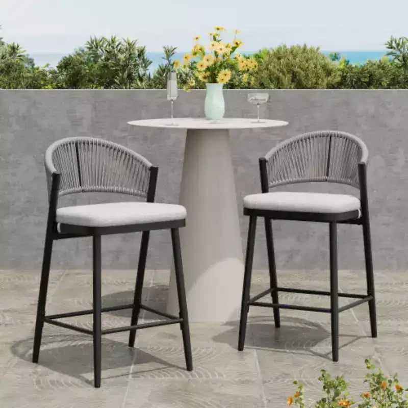 Sgabelli da bancone da esterno da 26 pollici, set da 2, schienale in rattan PE e alluminio, sgabelli da bar per patio con finitura acero